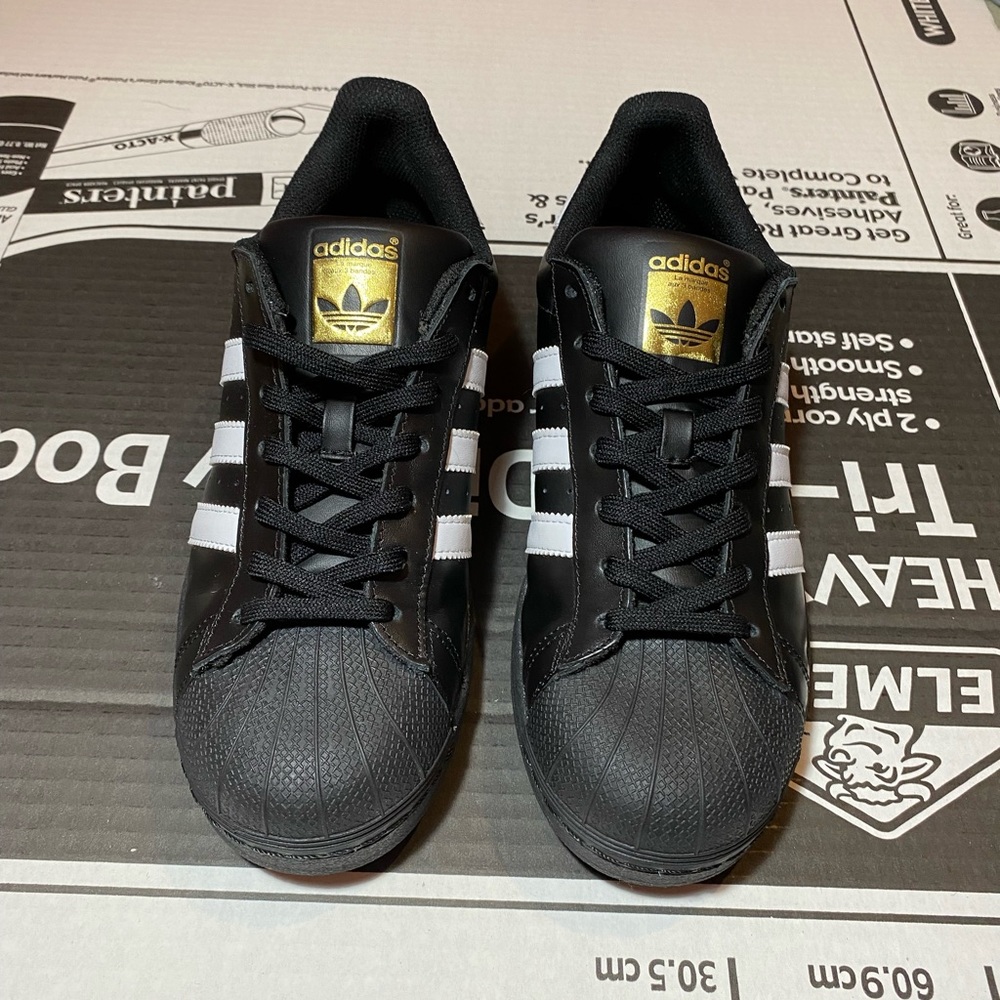 BLACK ADIDAS SUPERSTAR NEVER WORN SAT IN MY CLOSET FOR YRS STILL HAVE SHOE BOX